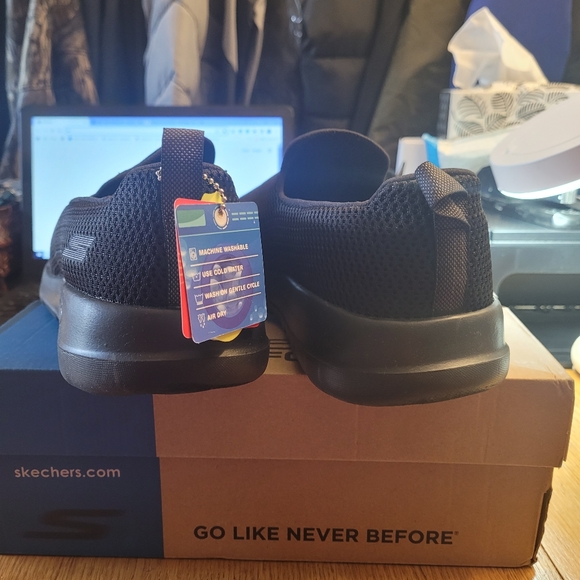 Man's Skechers Sneaker - Picture 3 of 9